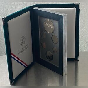 1997 U.S. MINT PRESTIGE SET IN HUNTER GREEN VELCET CASE